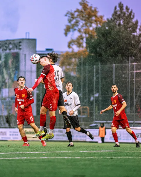 Duel de la tête sur un ballon aérien en match amateur