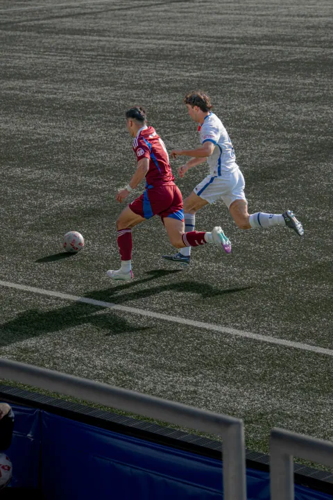 Duel pour le ballon entre deux joueurs de football amateur