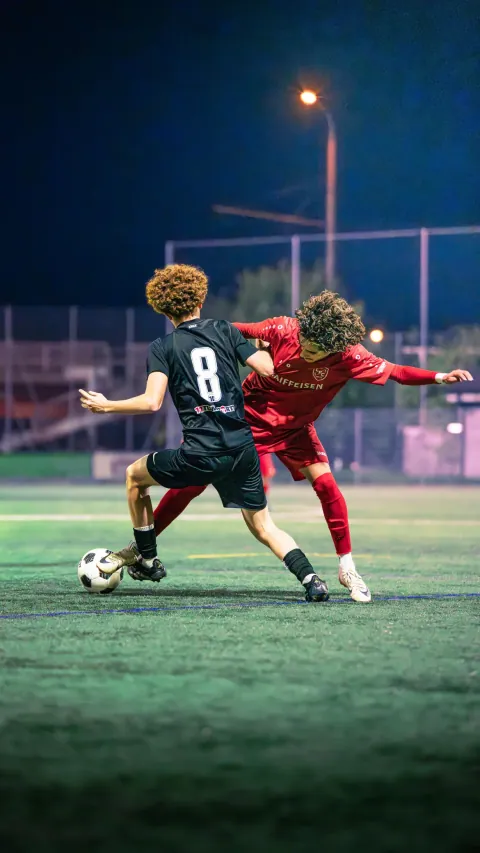 Duel nocturne sous les projecteurs lors d'un match amateur