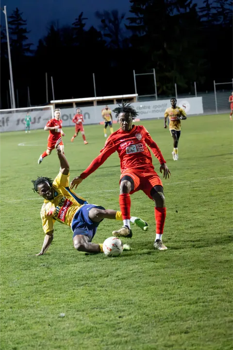 Tacle glissé au milieu de plusieurs joueurs pendant un match amateur