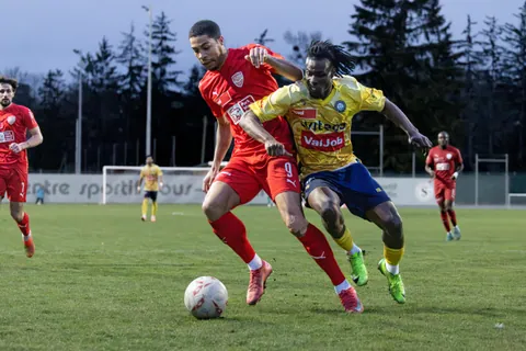 Duel intense pour le ballon entre deux équipes amateurs