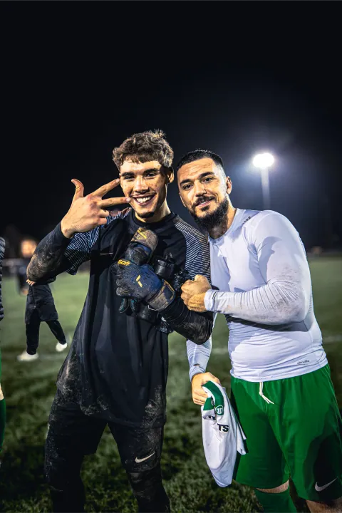 Gardien et coéquipier réunis après un match en nocturne
