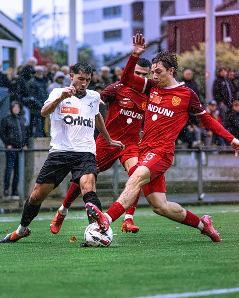 Tacle appuyé lors d'un duel entre deux équipes amateurs