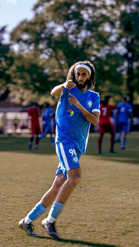 Frappe d'un joueur en maillot bleu pendant un match amateur