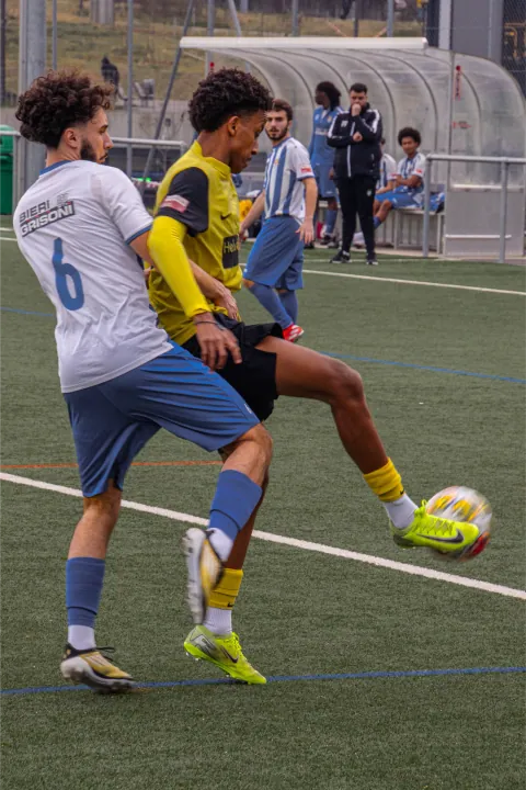 Duel au corps à corps entre deux joueurs amateurs