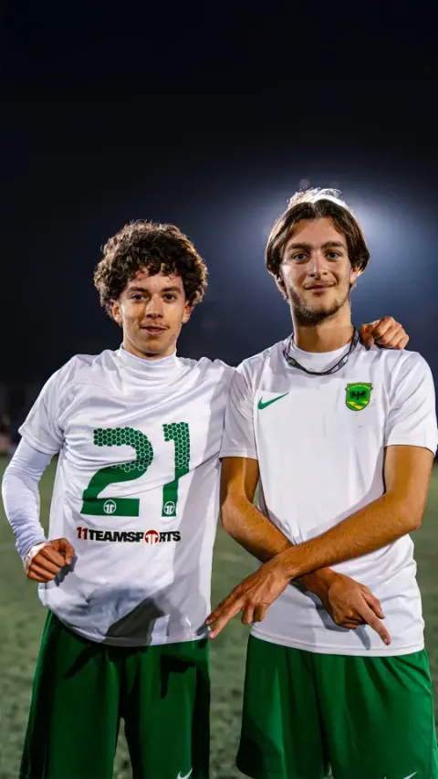 Portrait de deux jeunes joueurs posant après la rencontre