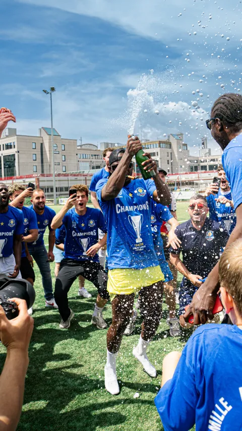 Joueurs fêtant le titre de champions sur le terrain