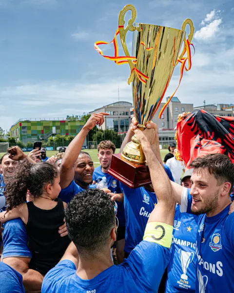 Joueurs embrassant le trophée de champions après le match