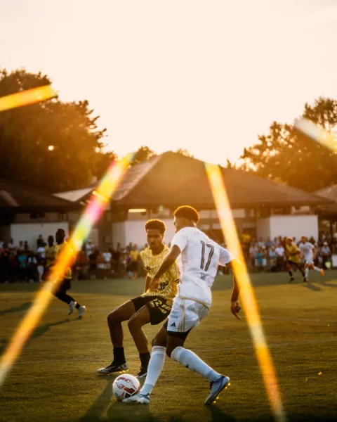Face-à-face entre deux joueurs devant le public au crépuscule