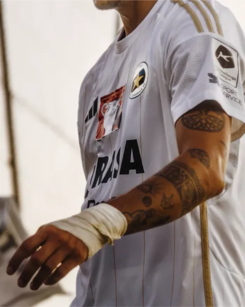 Détail du maillot et du poignet strappé d'un joueur