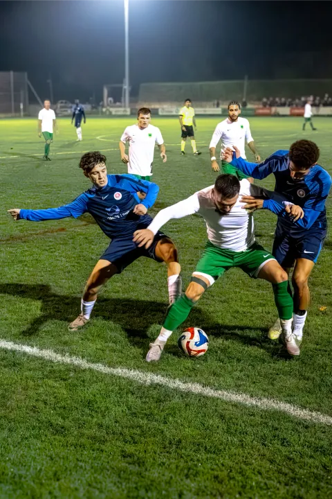 Lutte collective pour le ballon au milieu de terrain
