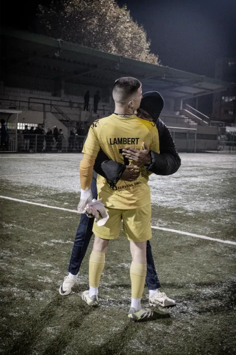 Accolade avec le gardien après le coup de sifflet final