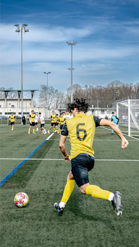 Sprint d'un joueur lors d'un match de football amateur à Genève