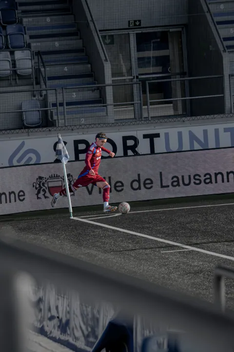 Joueur s'apprêtant à tirer un corner en stade