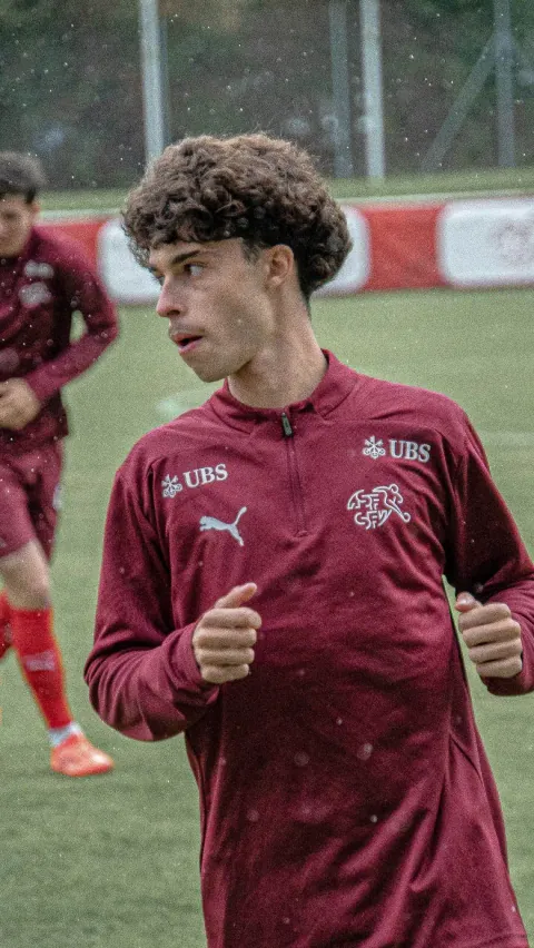 Portrait d'un jeune joueur pendant l'échauffement d'avant-match