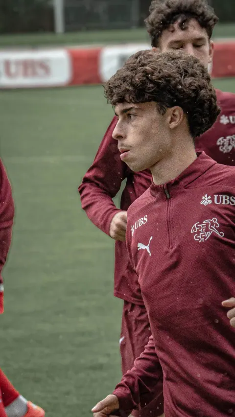 Jeunes joueurs concentrés pendant l'échauffement d'avant-match