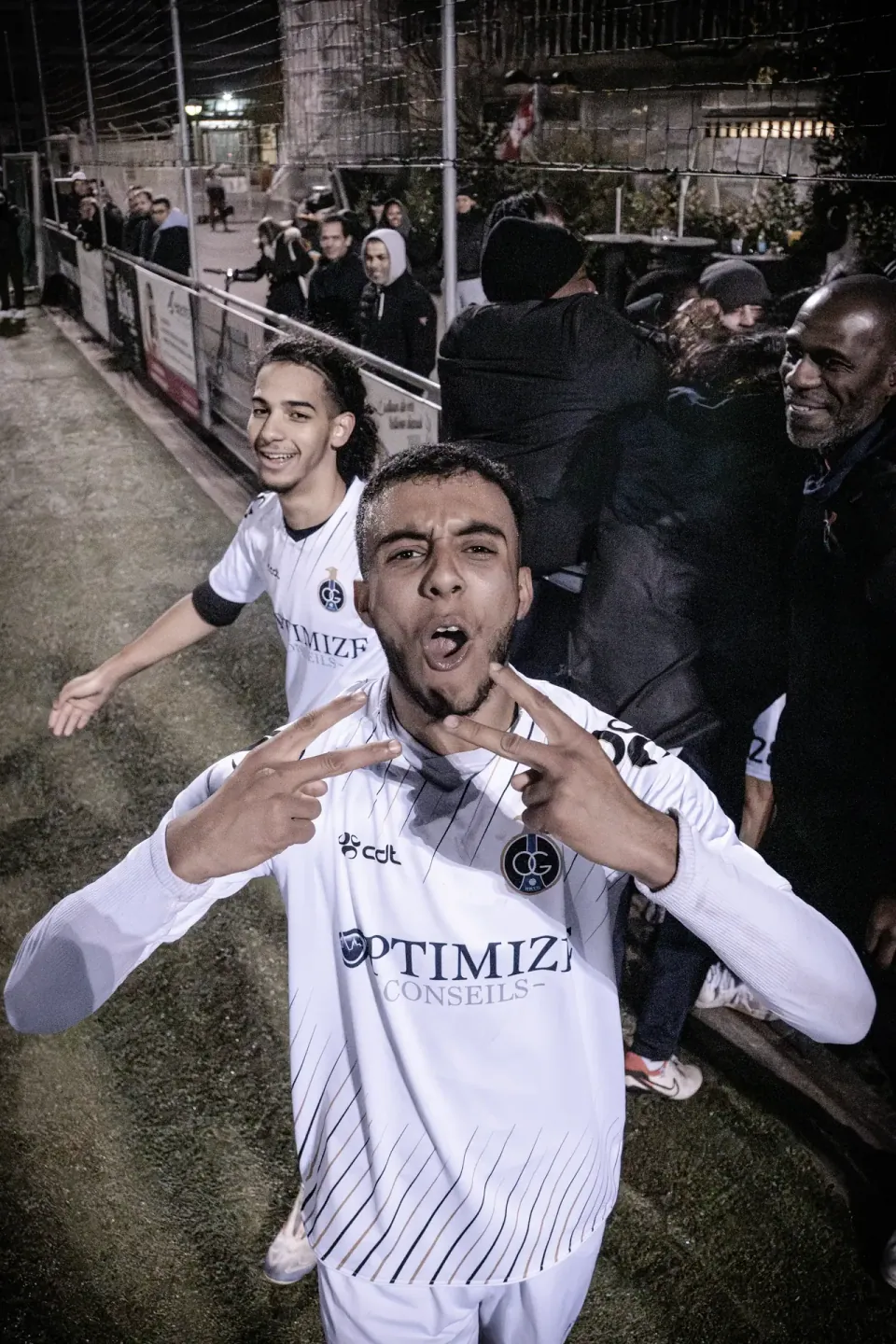 Célébration collective lors d'un match de football amateur