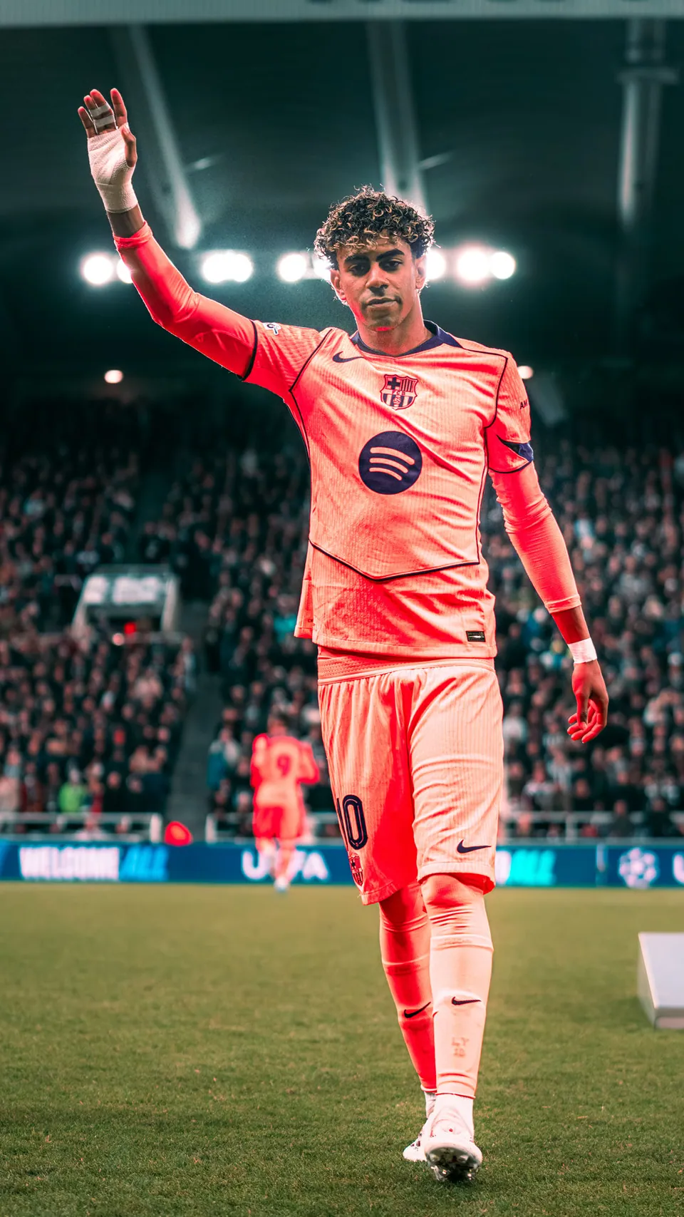 Lamine Yamal salue le public sous le maillot du FC Barcelone