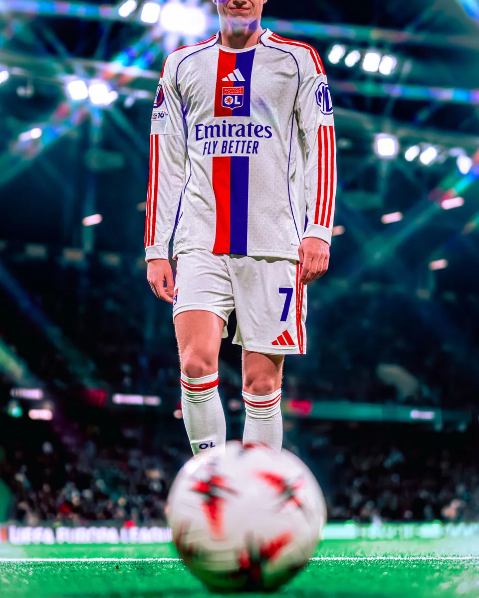 Joueur de l'Olympique Lyonnais derrière le ballon en Europa League