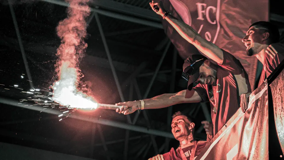 Supporters du Servette FC avec fumigènes en tribune