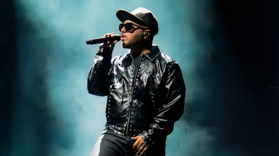 Le rappeur Hamza sur scène pendant un concert en Suisse