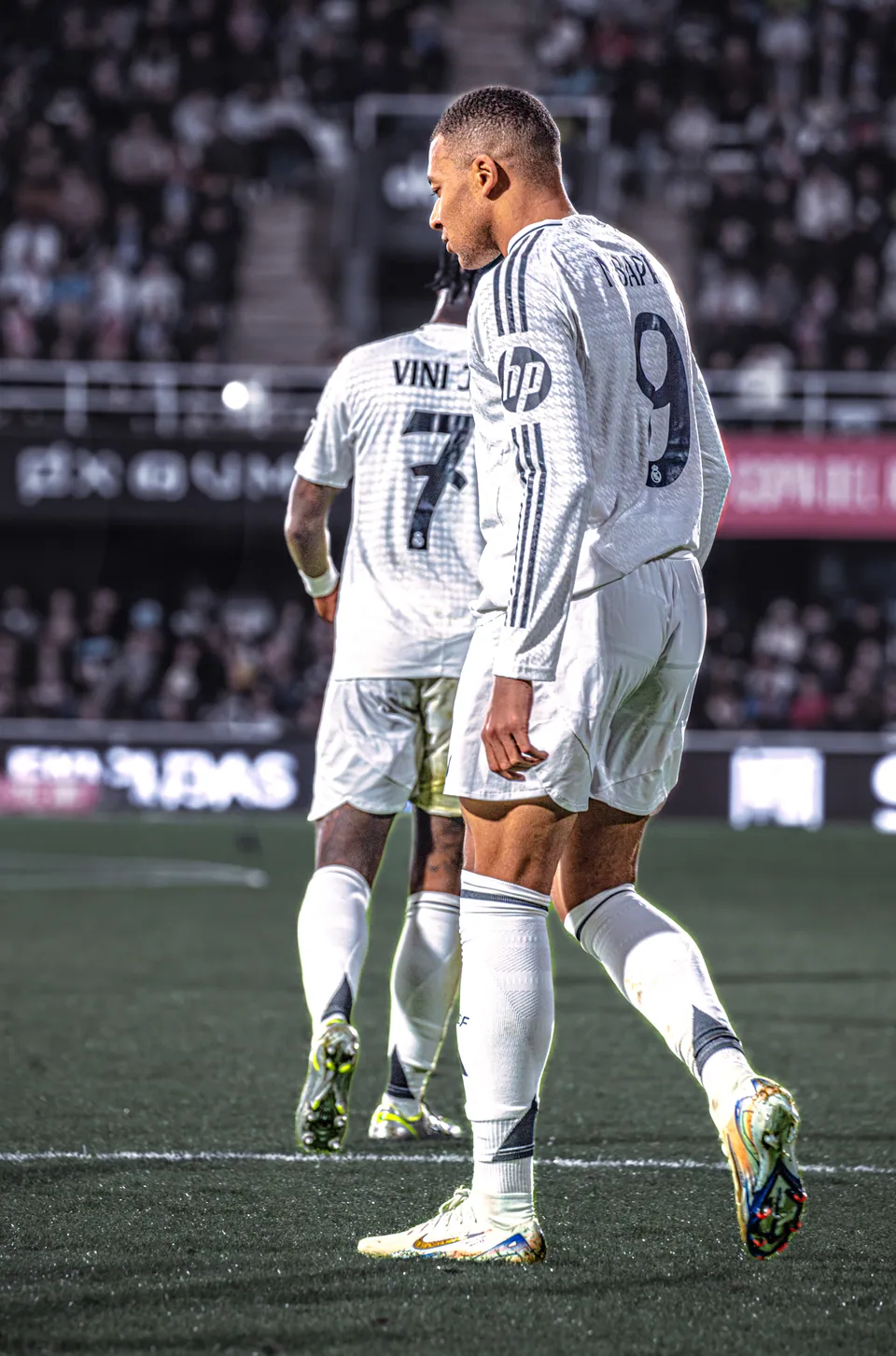 Affiche créative de Kylian Mbappé et Vinícius Jr