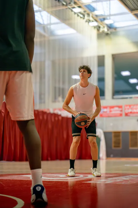 Basketteur préparant son lancer franc, ballon Spalding en mains