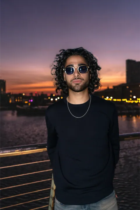Portrait au crépuscule sur les docks de Londres, ciel violet et orangé