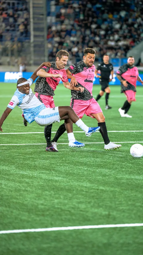 Match de gala caritatif à la Tuilière, Team Nicocapone – Team Bougheraba – photo 20 sur 41