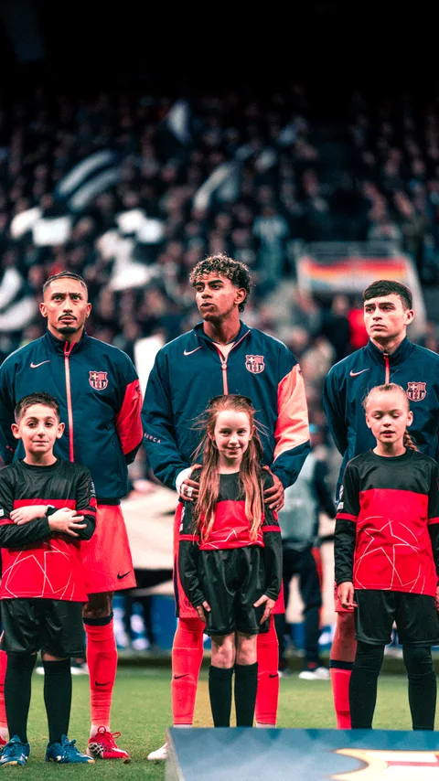 Lamine Yamal et les joueurs du Barça alignés avec les mascottes à St James' Park