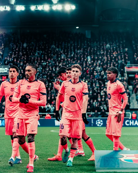 Raphinha, Lamine Yamal et les joueurs du Barça sur la pelouse de St James' Park