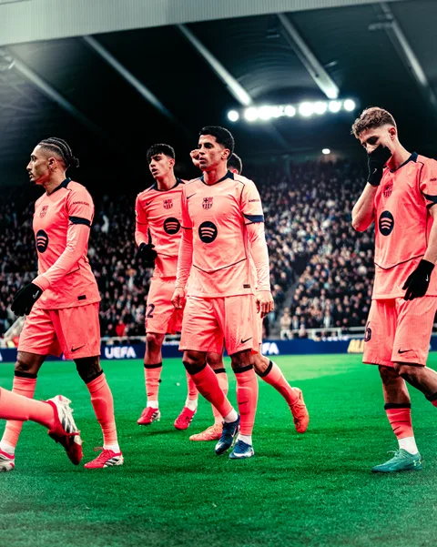 Les joueurs du FC Barcelone en maillot corail lors de Newcastle – FC Barcelone à St James' Park