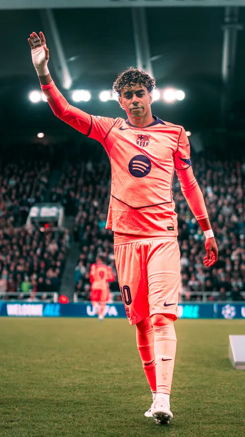 Lamine Yamal salue le public lors de Newcastle – FC Barcelone à St James' Park