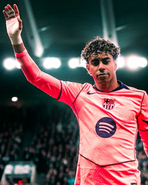Lamine Yamal bras levé face à la tribune lors de Newcastle – FC Barcelone en Ligue des champions