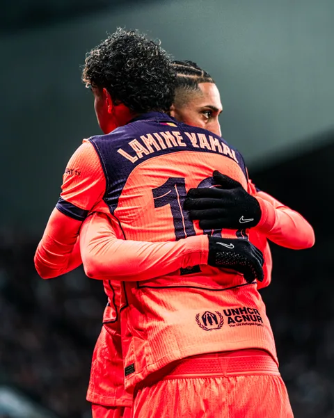 Lamine Yamal enlacé par un coéquipier lors de Newcastle – FC Barcelone à St James' Park