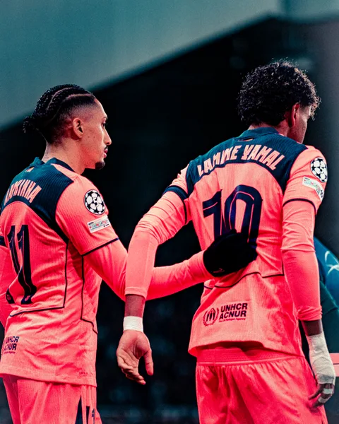 Raphinha et Lamine Yamal de dos lors de Newcastle – FC Barcelone à St James' Park