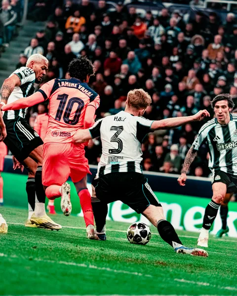 Lamine Yamal dribble entre plusieurs joueurs de Newcastle lors de Newcastle – FC Barcelone