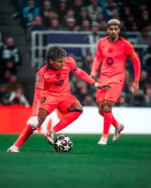 Lamine Yamal balle au pied lors de Newcastle – FC Barcelone à St James' Park