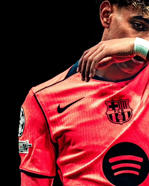 Portrait de Lamine Yamal en maillot corail du FC Barcelone lors de Newcastle – FC Barcelone à St James' Park