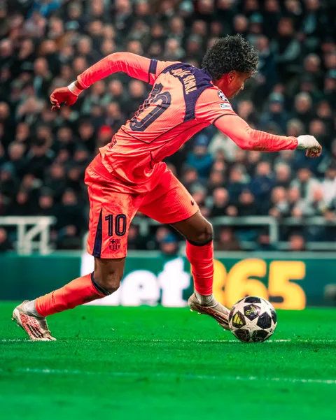 Lamine Yamal balle au pied lors de Newcastle United – FC Barcelone à St James' Park