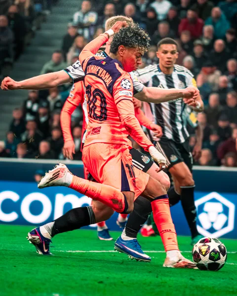 Lamine Yamal arme sa frappe face aux défenseurs de Newcastle à St James' Park