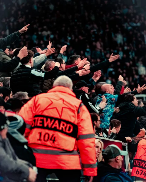 Supporters de Newcastle et steward dans les tribunes de St James' Park contre le FC Barcelone