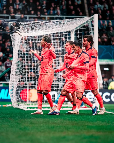 Lamine Yamal célèbre avec ses coéquipiers devant le but lors de Newcastle – FC Barcelone à St James' Park