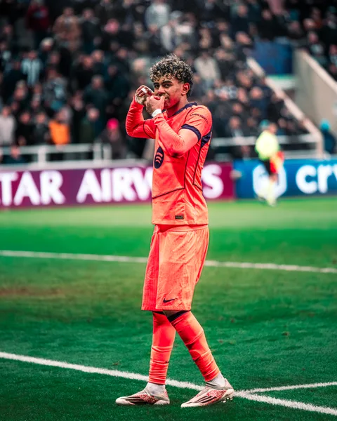 Lamine Yamal, attaquant du FC Barcelone, lors de Newcastle – FC Barcelone à St James' Park