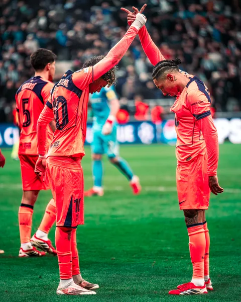 Lamine Yamal célèbre avec un coéquipier lors de Newcastle – FC Barcelone en Ligue des champions