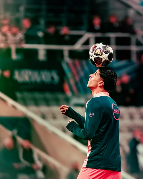 Joueur du FC Barcelone contrôlant le ballon de la tête à l'échauffement à St James' Park