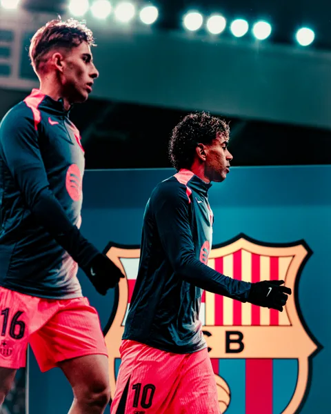 Fermín López et Lamine Yamal à l'échauffement devant le blason du Barça à St James' Park