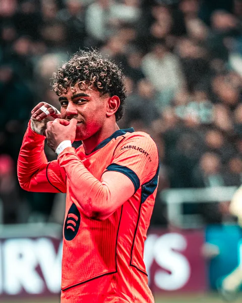 Lamine Yamal célèbre lors de Newcastle – FC Barcelone en Ligue des champions à St James' Park