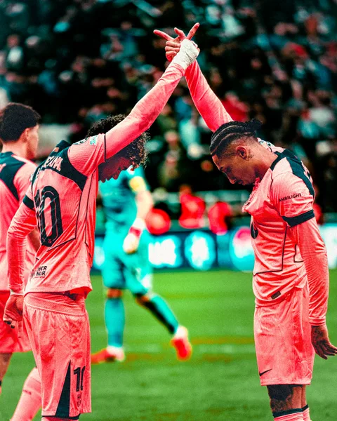 Lamine Yamal et un coéquipier du Barça célèbrent lors de Newcastle – FC Barcelone à St James' Park