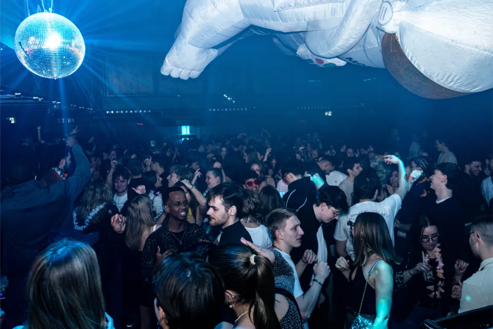 Public et jeux de lumière lors d'une soirée au D! Club